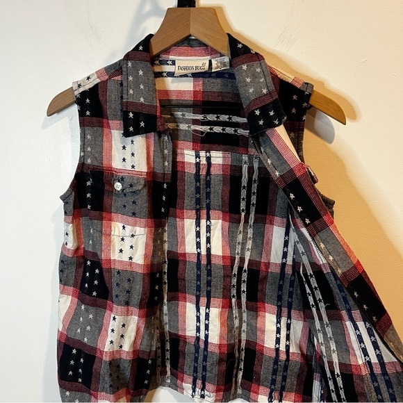 Women’s | Fashion Bug American Themed Full-Zip Sleeveless Blouse | Small - Picture 3 of 7